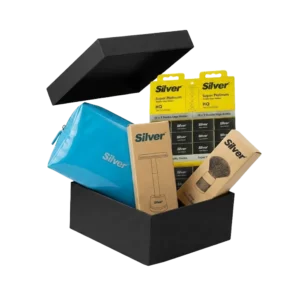 پک هدیه اصلاح سنتی مردانه سیلور شامل تیغ دسته‌دار، تیغ دولبه، فرچه اصلاح و کیف